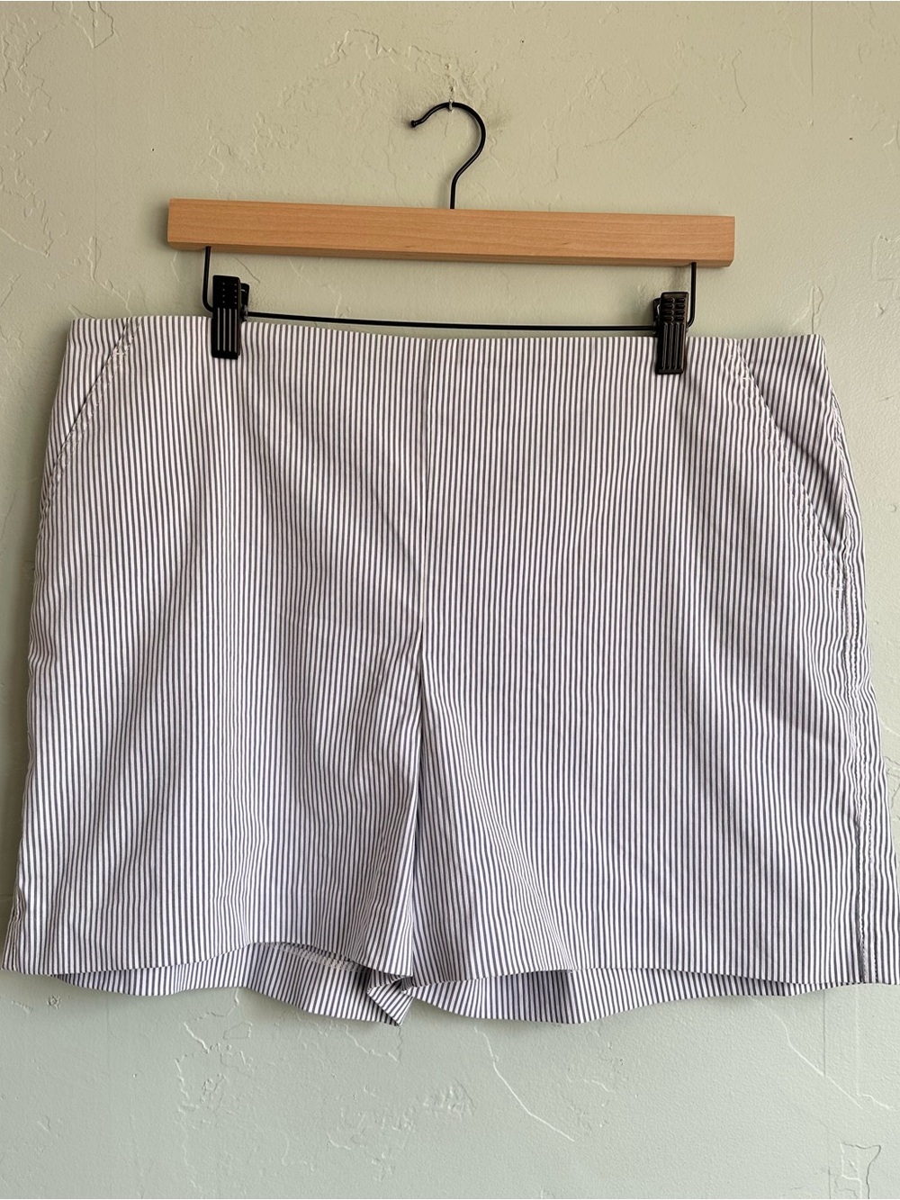 Carolina Belle Women’s Blue White Pinstripe Bermuda Shorts Size 14 EUC Preppy